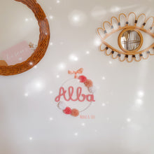 Charger l'image dans la galerie, Couronne prénom 6 pompons personnalisée