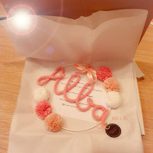 Charger l'image dans la galerie, Couronne prénom 6 pompons personnalisée