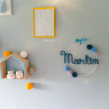 Charger l'image dans la galerie, Couronne prénom 6 pompons personnalisée