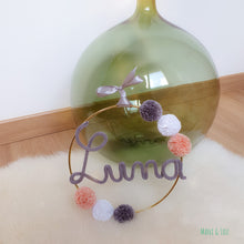 Charger l'image dans la galerie, Couronne prénom 6 pompons personnalisée