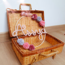 Charger l'image dans la galerie, Couronne prénom 6 pompons personnalisée