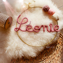 Charger l'image dans la galerie, Couronne prénom 3 pompons personnalisée