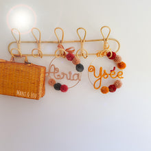 Charger l'image dans la galerie, Couronne prénom 6 pompons personnalisée