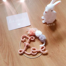 Charger l'image dans la galerie, Couronne prénom 3 pompons personnalisée