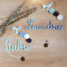 Charger l'image dans la galerie, Couronne prénom 3 pompons personnalisée