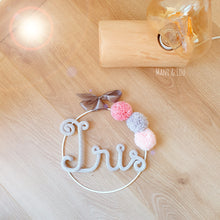 Charger l'image dans la galerie, Couronne prénom 3 pompons personnalisée