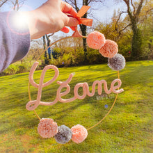 Charger l'image dans la galerie, Couronne prénom 6 pompons personnalisée