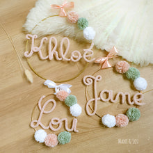 Charger l'image dans la galerie, Couronne prénom 6 pompons personnalisée