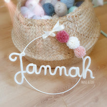 Charger l'image dans la galerie, Couronne prénom 3 pompons personnalisée