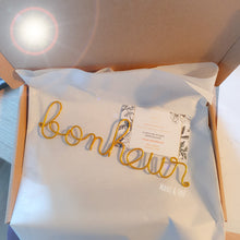 Charger l'image dans la galerie, Mot "bonheur" en fil doré
