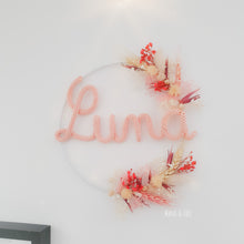 Charger l'image dans la galerie, Couronne fleurs séchées prénom, cadeau de naissance personnalisé, décoration bohème chambre bébé