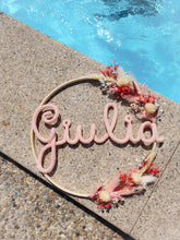 Charger l'image dans la galerie, Couronne fleurs séchées prénom, cadeau de naissance personnalisé, décoration bohème chambre bébé