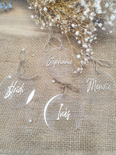 Charger l'image dans la galerie, Marque place plexiglas rond mariage bohème personnalisé prénom rond en acrylique calligraphie nom d'invités pour décoration de mariage, baptême