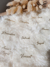 Charger l'image dans la galerie, Marque place plexiglas rond mariage bohème personnalisé prénom rond en acrylique calligraphie nom d'invités pour décoration de mariage, baptême