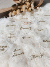 Charger l'image dans la galerie, Marque place plexiglas rond mariage bohème personnalisé prénom rond en acrylique calligraphie nom d'invités pour décoration de mariage, baptême