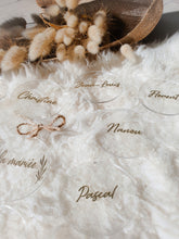 Charger l'image dans la galerie, Marque place plexiglas rond mariage bohème personnalisé prénom rond en acrylique calligraphie nom d'invités pour décoration de mariage, baptême