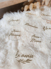 Charger l'image dans la galerie, Marque place plexiglas rond mariage bohème personnalisé prénom rond en acrylique calligraphie nom d'invités pour décoration de mariage, baptême