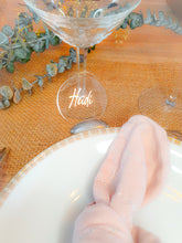 Charger l'image dans la galerie, Marque place plexiglas rond mariage bohème personnalisé prénom rond en acrylique calligraphie nom d'invités pour décoration de mariage, baptême