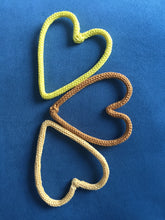 Charger l'image dans la galerie, Cœur en tricotin