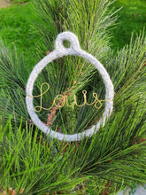 Charger l'image dans la galerie, Boule de Noël personnalisée en tricotin