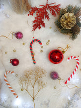 Charger l&#39;image dans la galerie, Décoration sucre d&#39;orge à suspendre au sapin de Noël en tricotin de coton recyclé personnalisable avec prénom doré

