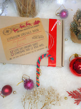 Cargar imagen en el visor de la galería, Adorno de azúcar de cebada para colgar en el árbol de Navidad en punto de algodón reciclado personalizable con nombre dorado

