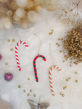 Cargar imagen en el visor de la galería, Adorno de azúcar de cebada para colgar en el árbol de Navidad en punto de algodón reciclado personalizable con nombre dorado
