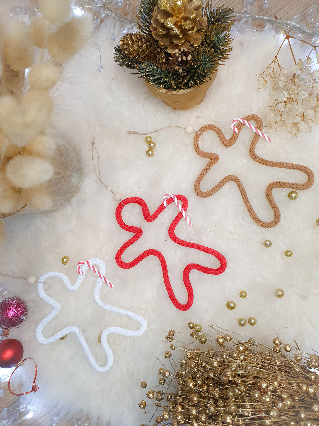 Gingerbread man decoration to hang on the Christmas tree in customizable recycled cotton knit with golden first name