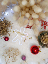 Charger l&#39;image dans la galerie, Décoration bonhomme de pain d&#39;épice à suspendre au sapin de Noël en tricotin de coton recyclé personnalisable avec prénom doré
