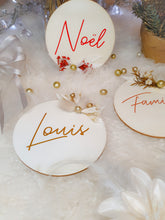 Load image into Gallery viewer, Wooden Christmas ball decoration to hang, customizable with first name and dried flowers to decorate end-of-year table, fir, fireplace
