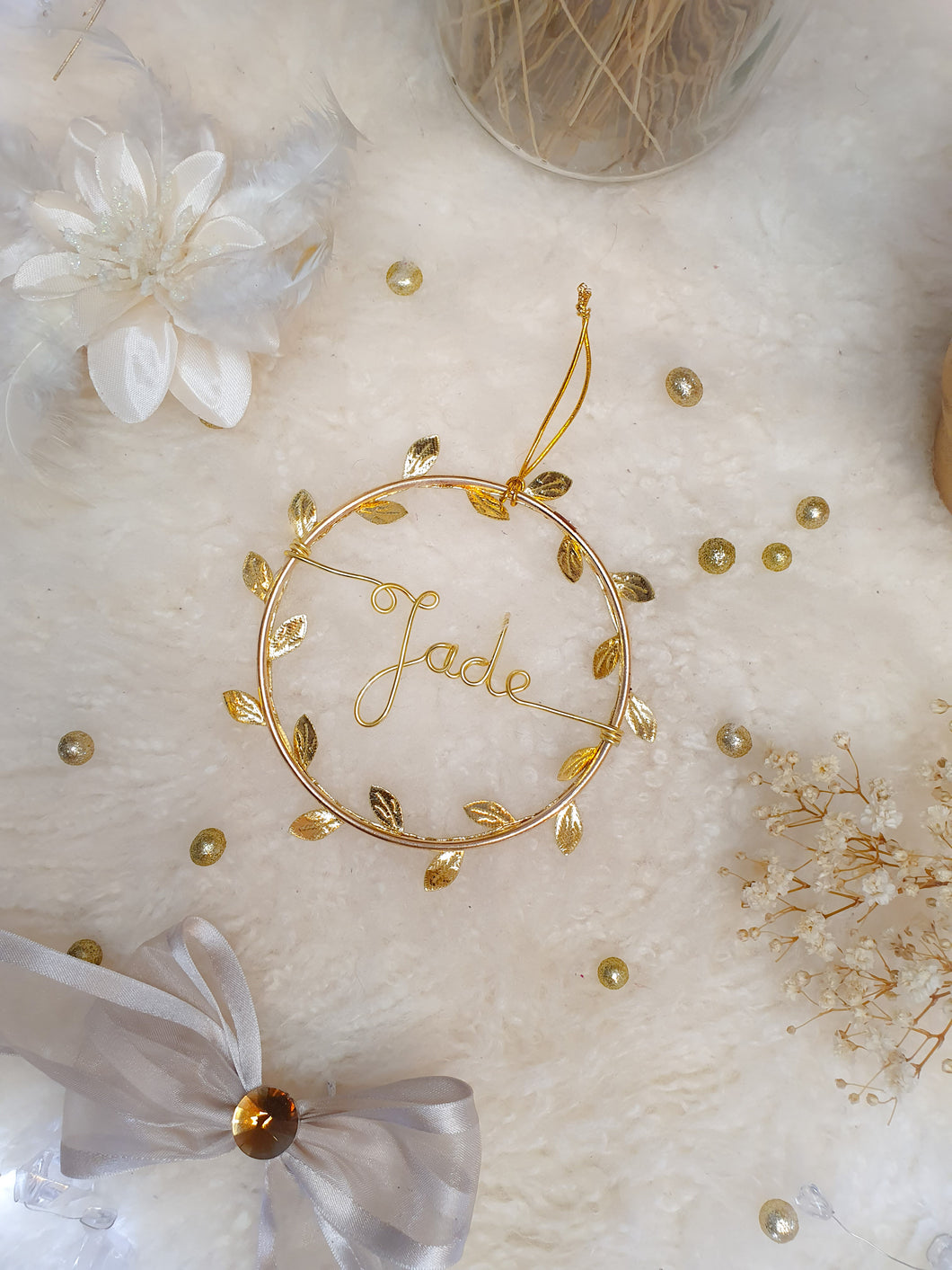 Bola navideña decorativa en forma de mini corona de hojas doradas para colgar personalizable con nombre mesa de fin de año chimenea de abeto