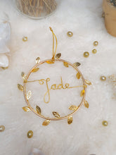 Cargar imagen en el visor de la galería, Bola navideña decorativa en forma de mini corona de hojas doradas para colgar personalizable con nombre mesa de fin de año chimenea de abeto
