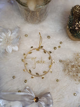 Cargar imagen en el visor de la galería, Bola navideña decorativa en forma de mini corona de hojas doradas para colgar personalizable con nombre mesa de fin de año chimenea de abeto
