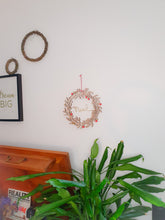 Cargar imagen en el visor de la galería, Decoración de corona navideña con nombre de familia personalizable, corona de hojas y pompones de muérdago de madera para colgar en una puerta, pared
