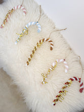 Charger l&#39;image dans la galerie, Décoration sucre d&#39;orge à suspendre au sapin de Noël en tricotin de coton recyclé personnalisable avec prénom doré
