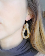 Charger l&#39;image dans la galerie, Boucles d&#39;oreille corde de coton coloré doré bijou fantaisie cadeau tendance macramé fait main
