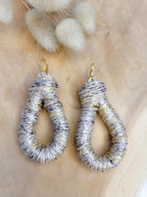 Charger l&#39;image dans la galerie, Boucles d&#39;oreille corde de coton coloré doré bijou fantaisie cadeau tendance macramé fait main
