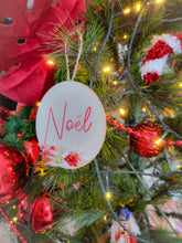 Charger l&#39;image dans la galerie, Décoration boule de Noël en bois à suspendre personnalisable avec prénom et fleurs séchées pour décorer table de fin d&#39;année sapin cheminée
