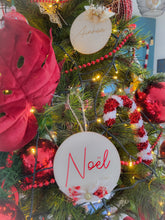 Cargar imagen en el visor de la galería, Decoración de bolas navideñas de madera para colgar, personalizable con nombre y flores secas para decorar mesa de fin de año, abeto, chimenea
