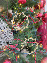 Charger l&#39;image dans la galerie, Décoration boule de Noël en forme de mini couronne feuilles dorées à suspendre personnalisable avec prénom table fin d&#39;année sapin cheminée
