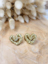 Charger l&#39;image dans la galerie, Boucles d&#39;oreille coeur doré textile fantaisie cadeau tendance fait main
