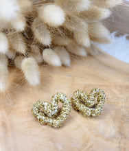Charger l&#39;image dans la galerie, Boucles d&#39;oreille coeur doré textile fantaisie cadeau tendance fait main
