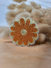 Charger l&#39;image dans la galerie, Broche Marguerite à Paillettes Fait-Main - Accessoire Tendance pour Mariage, EVJF, Témoin, Demoiselle d&#39;Honneur et Plus - 24 Couleurs Disponibles
