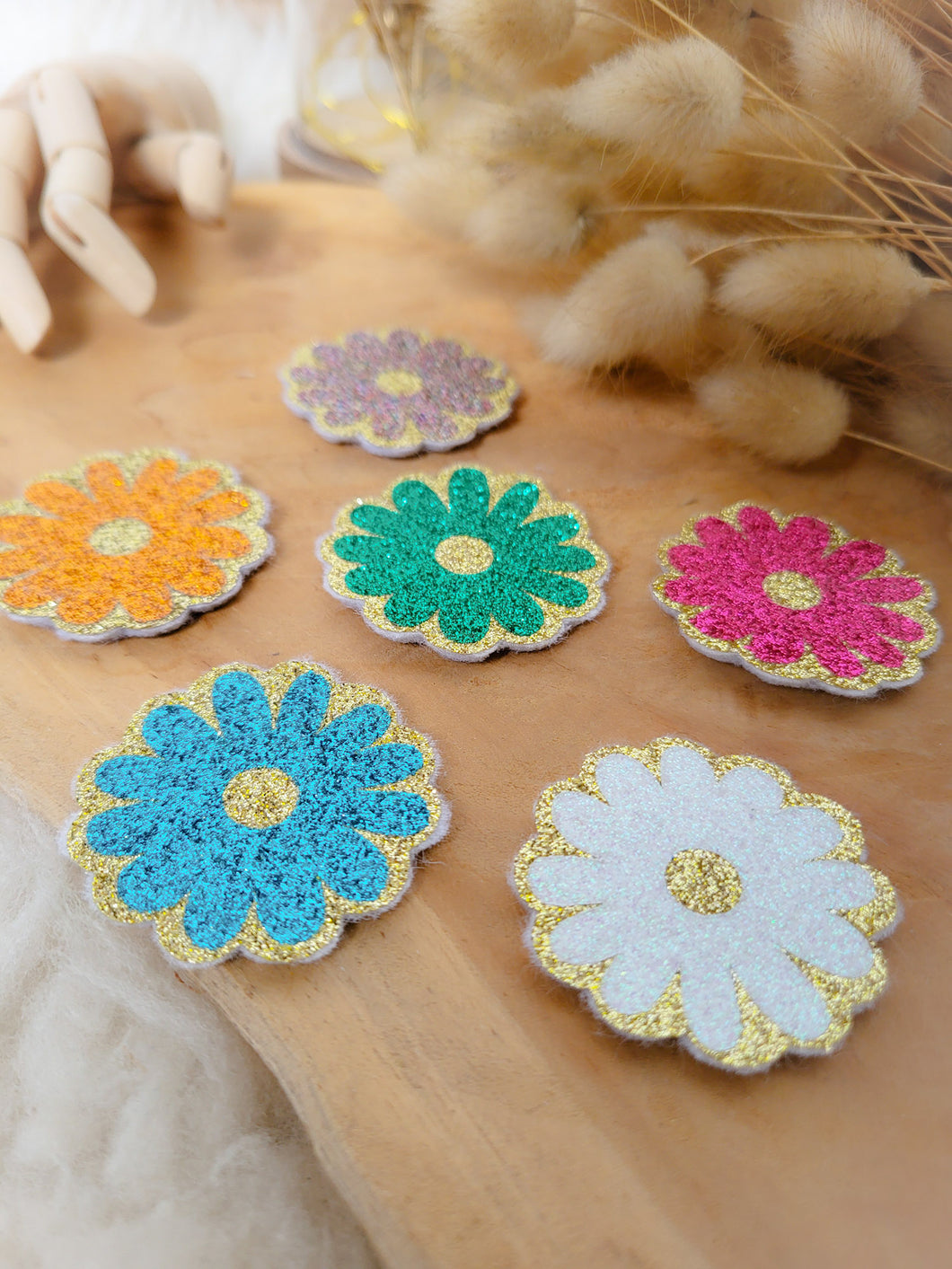 Broche Marguerite à Paillettes Fait-Main - Accessoire Tendance pour Mariage, EVJF, Témoin, Demoiselle d'Honneur et Plus - 24 Couleurs Disponibles