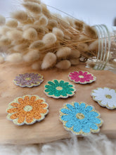 Charger l&#39;image dans la galerie, Broche Marguerite à Paillettes Fait-Main - Accessoire Tendance pour Mariage, EVJF, Témoin, Demoiselle d&#39;Honneur et Plus - 24 Couleurs Disponibles
