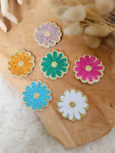 Charger l&#39;image dans la galerie, Broche Marguerite à Paillettes Fait-Main - Accessoire Tendance pour Mariage, EVJF, Témoin, Demoiselle d&#39;Honneur et Plus - 24 Couleurs Disponibles
