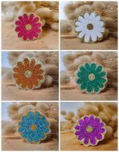 Charger l&#39;image dans la galerie, Broche Marguerite à Paillettes Fait-Main - Accessoire Tendance pour Mariage, EVJF, Témoin, Demoiselle d&#39;Honneur et Plus - 24 Couleurs Disponibles
