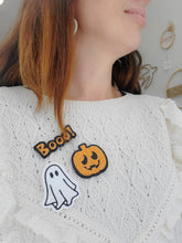 Load image into Gallery viewer, Broche Booo! Halloween à paillettes
