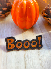 Load image into Gallery viewer, Broche Booo! Halloween à paillettes
