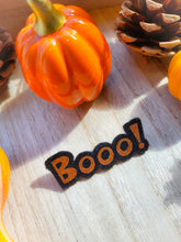 Load image into Gallery viewer, Broche Booo! Halloween à paillettes
